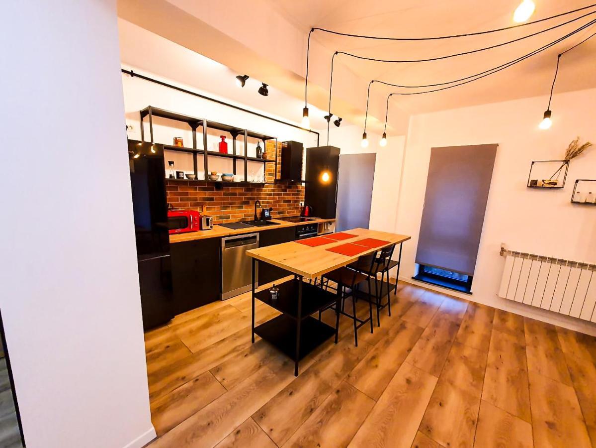 Urban Retreat: Industrial Chic 1Br Ap - Heart Of Bucharest Apartment Exterior photo